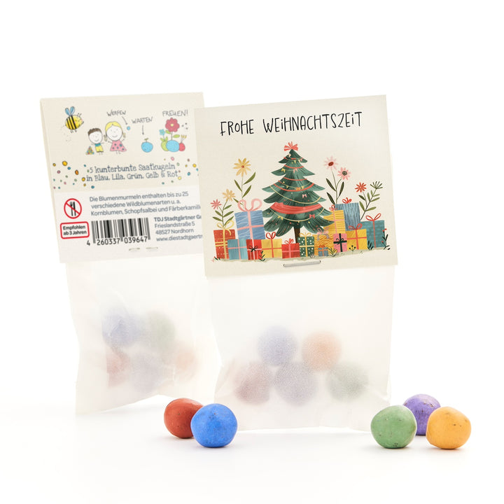 Emballage cadeau avec un motif de Noël et des boules de graines colorées en bleu, violet, vert, jaune et rouge.