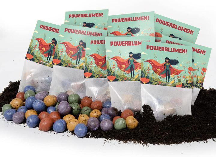 Plusieurs petits sacs étiquetés « POWER FLOWERS ! » et comportant une illustration de super-héros sont posés dans le sol, avec des bombes de graines colorées devant eux.