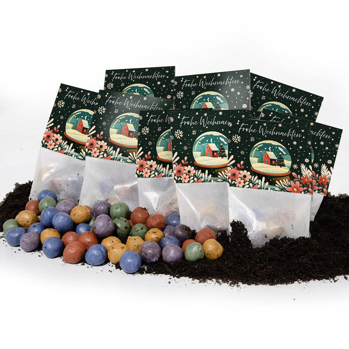 Plusieurs petits sacs étiquetés « Joyeux Noël » et contenant des boules de graines colorées gisent sur le sol.