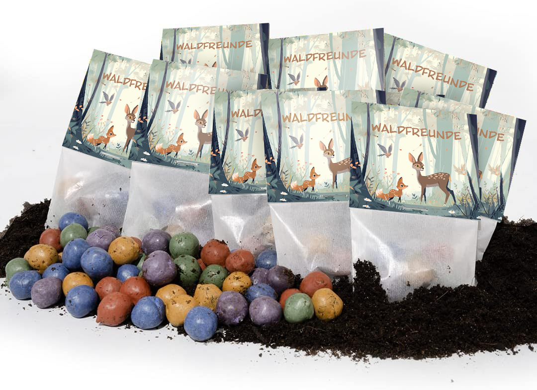 Derrière des boules de graines colorées sur le sol se trouvent plusieurs petits sacs étiquetés « WALDFREUNDE » (Amis de la forêt) et ornés d'illustrations d'animaux de la forêt.