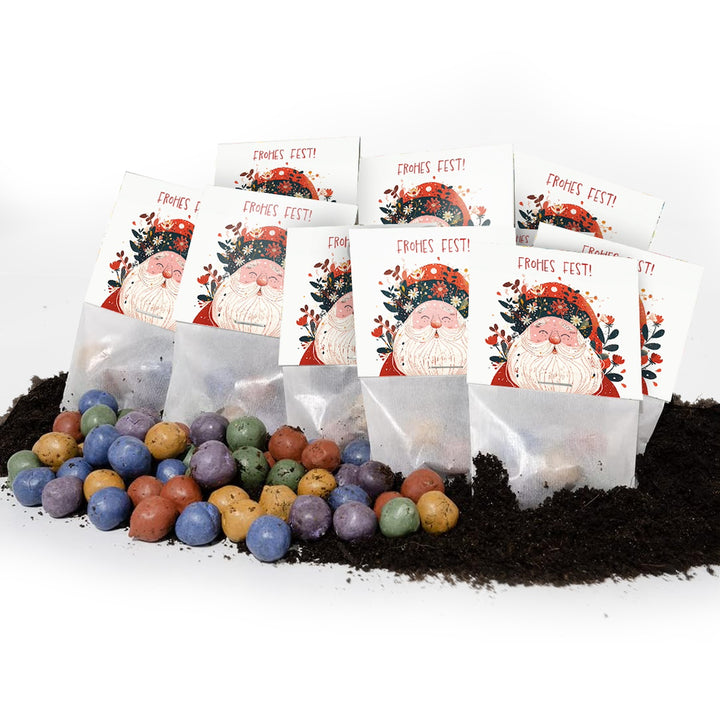 Plusieurs petits sacs avec le motif de Noël « Joyeux Noël ! » et des boules de graines colorées reposent sur le sol.