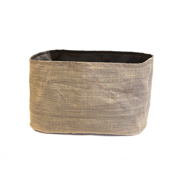 Panier de rangement rectangulaire en jute sur fond blanc.
