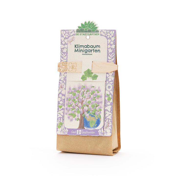 Sac contenant un kit de culture appelé « Climate Tree Mini Garden » de Die Stadtgärtner, avec un arbre et de la terre illustrés sur l'étiquette.