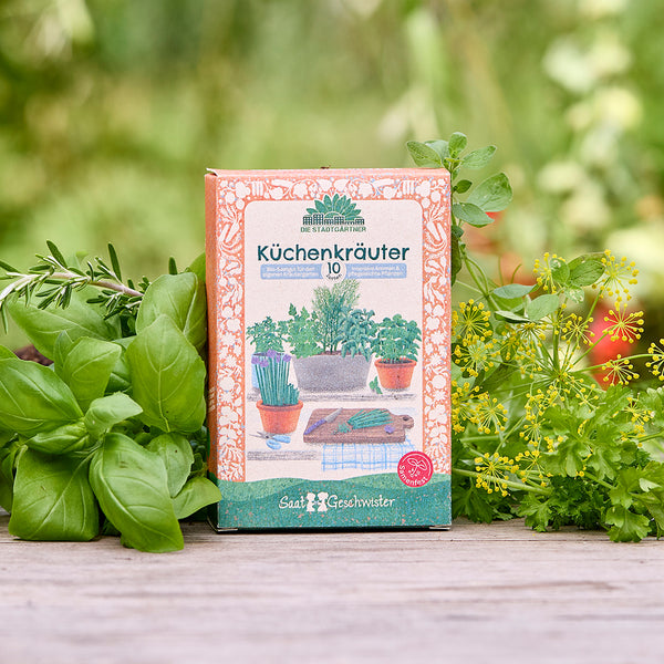 Sachet de graines d'herbes aromatiques parmi les herbes fraîches du jardin.