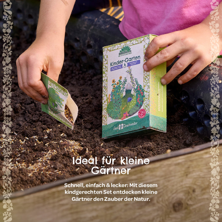 Un enfant sème des graines dans un lit surélevé, à côté d'un paquet de « Kinder-Garten » de SaatGeschwister.