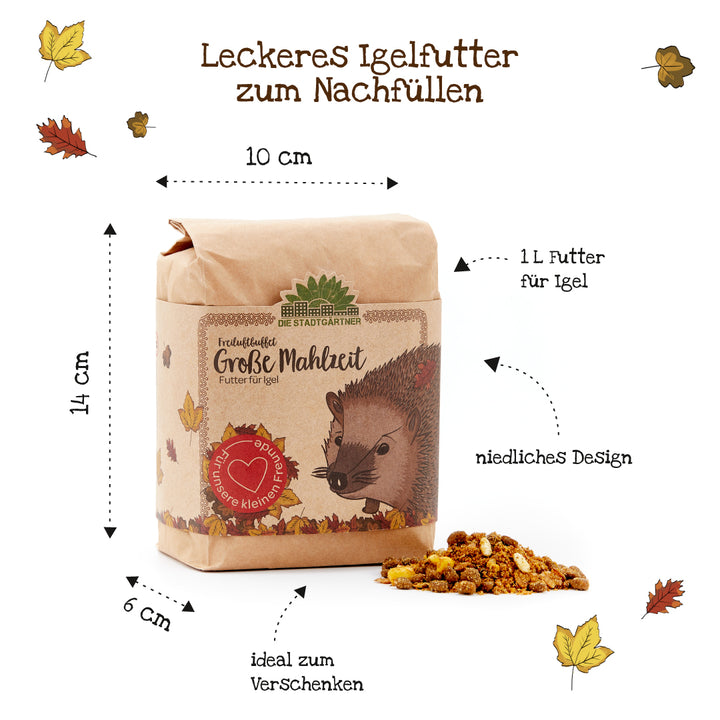 Sac en papier avec un joli motif de hérisson, rempli de nourriture pour hérisson et de quelques aliments secs à côté ; les dimensions et les informations du sac sont indiquées en allemand.