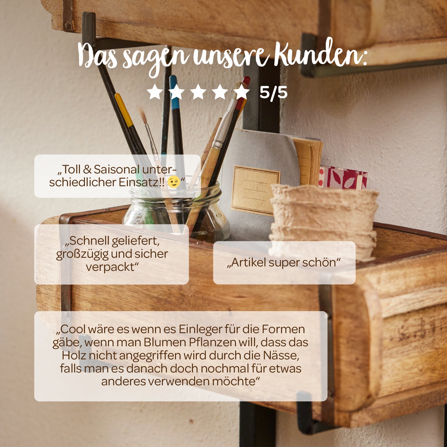 Étagère en bois avec divers ustensiles tels que des brosses, un carnet, une jardinière et des avis clients avec 5 étoiles sur 5 en allemand.