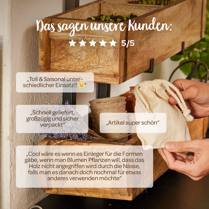 Une photo d'une jardinière en bois avec divers avis de clients en allemand, une main tenant un petit sac en tissu, des fleurs décoratives et des plantes en arrière-plan.