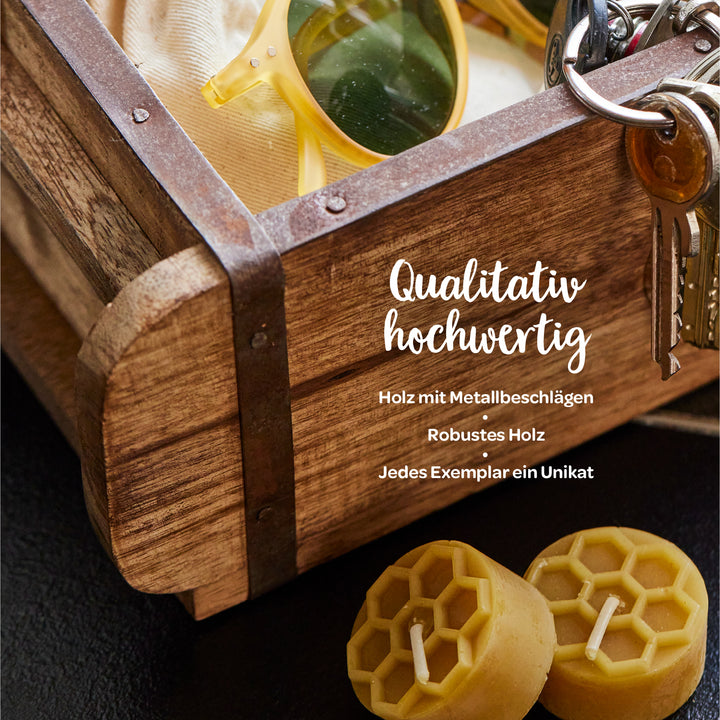 Coffret en bois avec ferrures métalliques, lunettes de soleil, un jeu de clés et deux bougies en cire d'abeille ; texte : « Haute qualité – bois avec ferrures métalliques, bois robuste, chaque pièce est unique. »