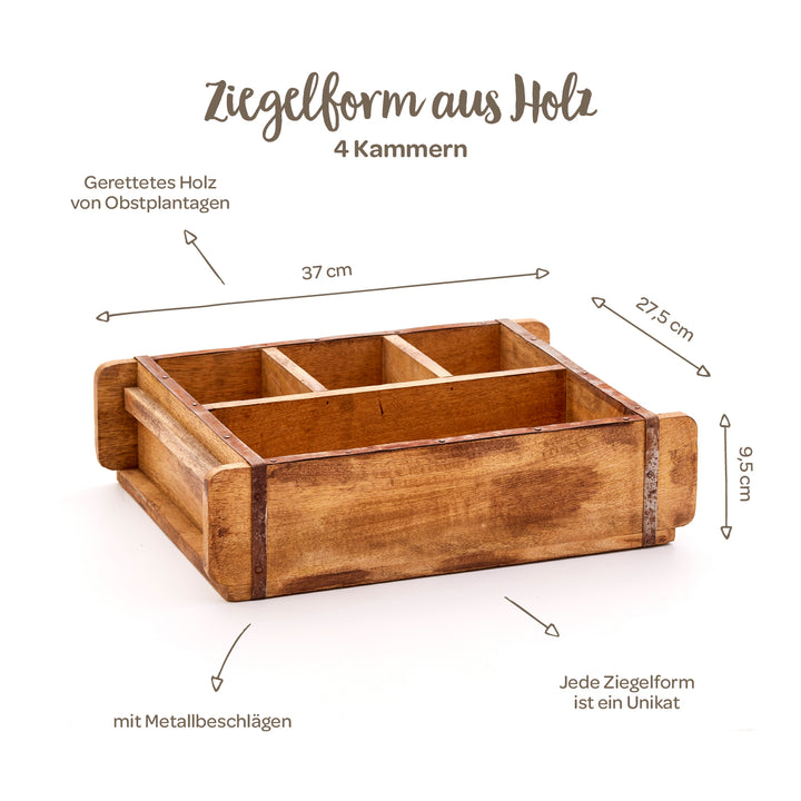 Moule à briques en bois à quatre chambres, ferrures métalliques, dimensions 37 x 27,5 x 9,5 cm, réalisé à partir de bois récupéré de vergers.