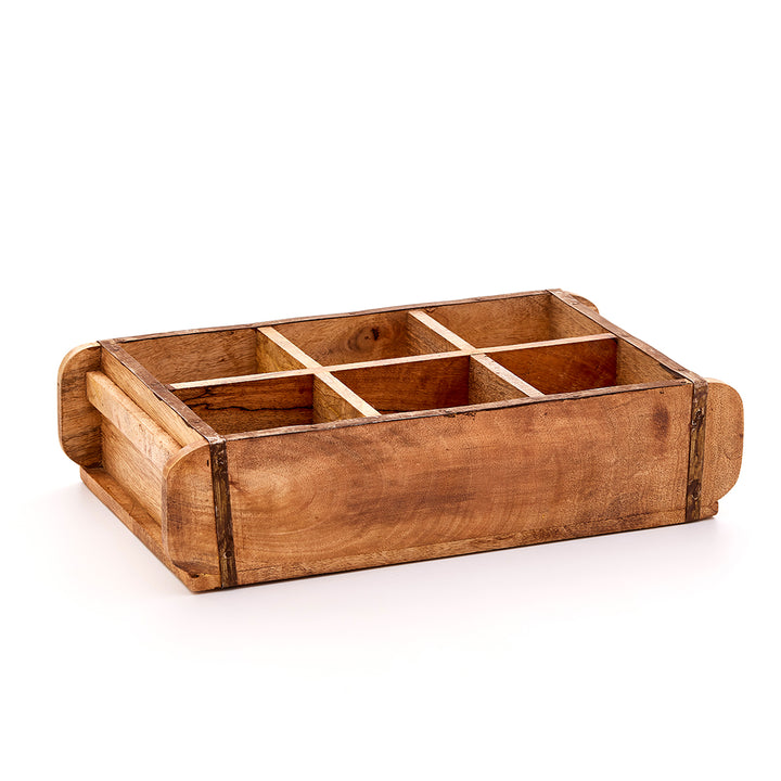 Coffret en bois à six compartiments sur fond blanc.
