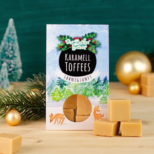 Paquet de caramels avec décorations de Noël et branche de sapin.