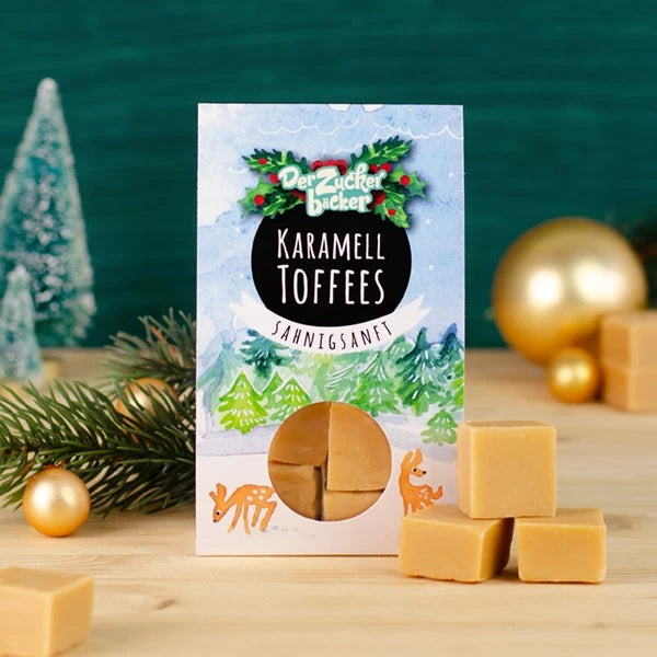 Paquet de caramels avec décorations de Noël et branche de sapin.