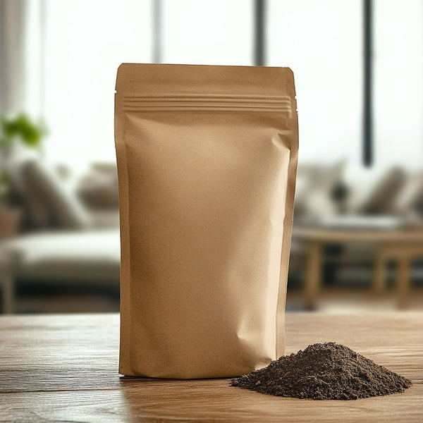 Sac en papier brun et un tas de poudre sur une table en bois, arrière-plan flou.