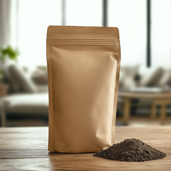 Sac en papier brun et un tas de poudre sur une table en bois, arrière-plan flou.