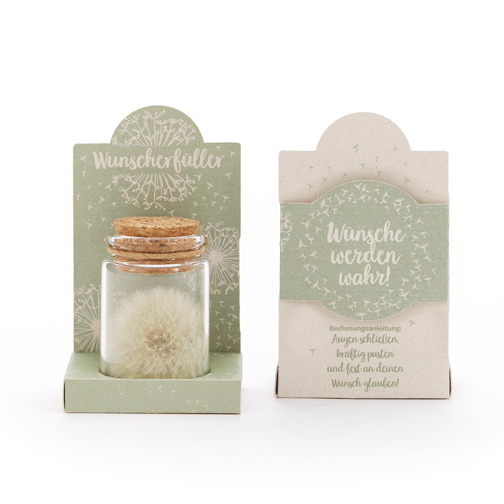 Deux paquets étiquetés « Wish Granter » et « Wishes Come True » ; l'un contient une petite bouteille en verre avec une tête de graine de pissenlit et un bouchon en liège.