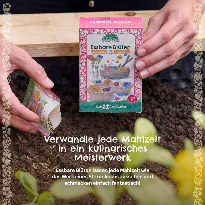 Deux mains tiennent un paquet et un sachet étiquetés « Fleurs comestibles » au-dessus d’un lit de terre fraîche.