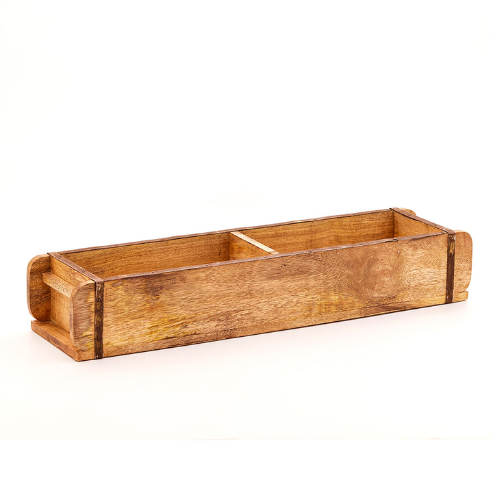 Boîte en bois rectangulaire à deux compartiments sur fond blanc.