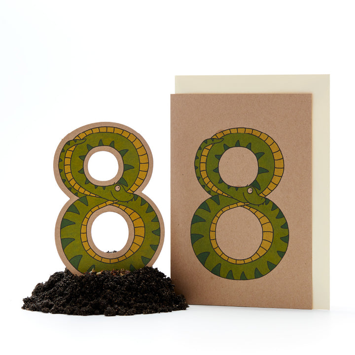 Carte d'anniversaire et décoration numéro huit en forme de serpent sur fond blanc