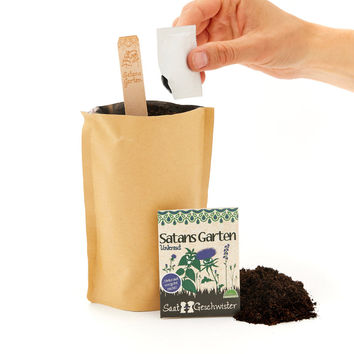 Une main tenant un sac de graines au-dessus d'un sac en papier rempli de terre, à côté d'un panneau indiquant « Le jardin de Satan » et d'un autre sac de graines.