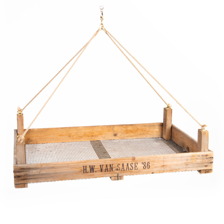 Tamis suspendu en bois avec filet métallique et inscription "H.W. VAN SAASE '86".