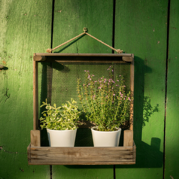 Étagère de jardin vintage fabriquée à partir de passoires à oignons