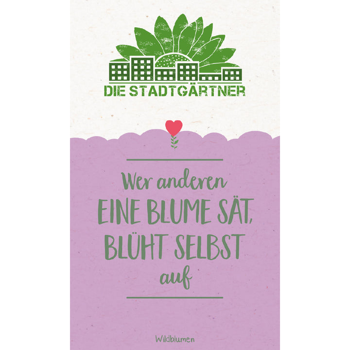 Affiche avec l'inscription "DIE STADTGÄRTNER" (Les jardiniers de la ville) au-dessus d'une illustration de plantes et de bâtiments, en dessous d'un dicton décoratif "Celui qui sème une fleur pour les autres fleurira lui-même" sur un fond violet.