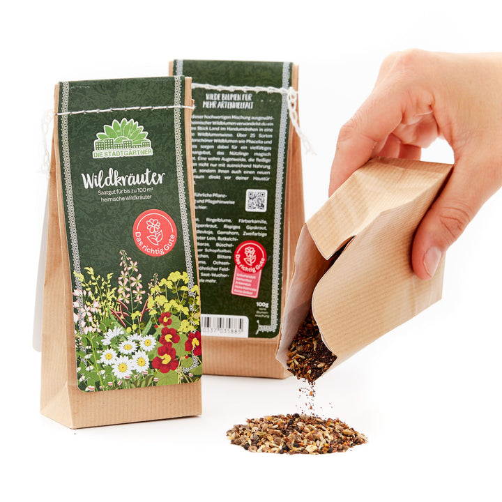 Une main ouvre un paquet de graines d'herbes sauvages.