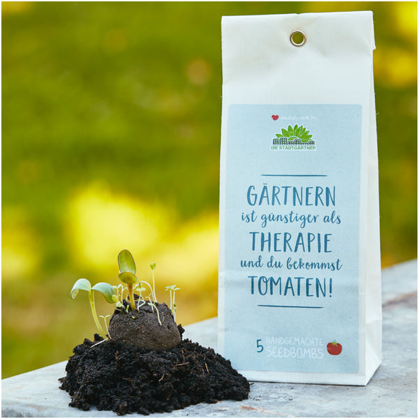 Emballage de produit pour « Seed Bombs » mettant en vedette des plantes en train de germer et le slogan « Le jardinage est moins cher que la thérapie et vous obtenez des tomates ! » sur un fond vert flou.