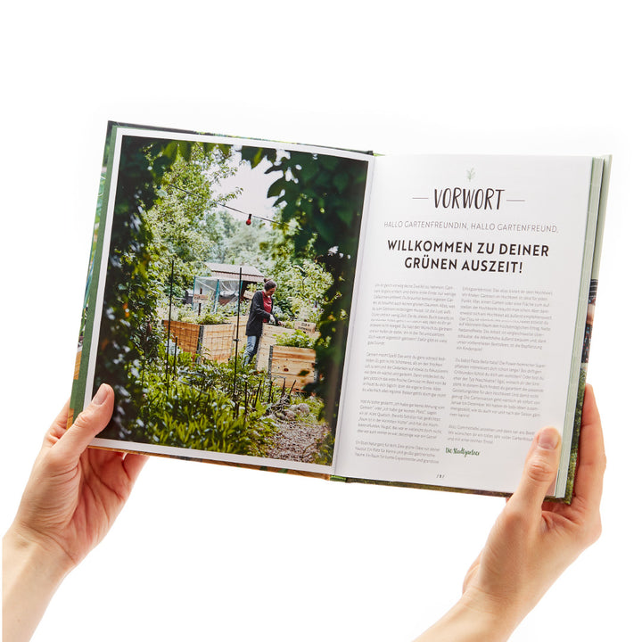 Personne tenant un livre ouvert avec le titre « Avant-propos » et une image d'un jardin.