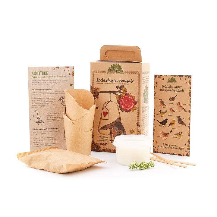 Kit de mangeoire à oiseaux avec instructions et fournitures sur fond blanc