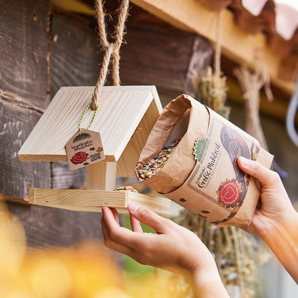 Mangeoire à oiseaux avec nourriture pour oiseaux