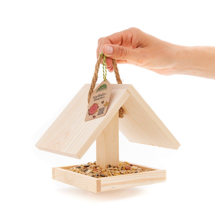 Mangeoire à oiseaux avec nourriture pour oiseaux